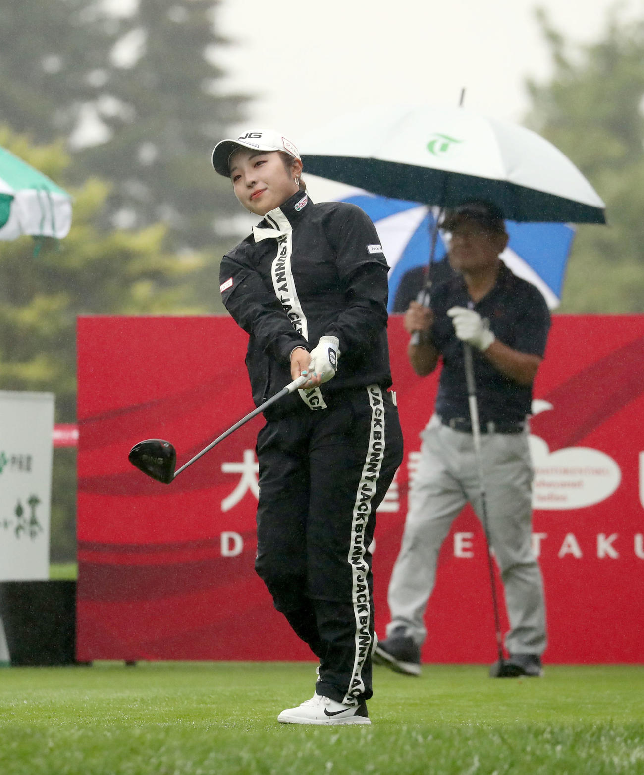 10番、ティーショットを放ちほほえむ佐久間（撮影・佐藤翔太）