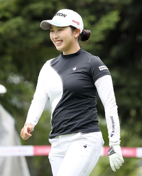 10番、ティーショットを放ち笑顔を見せる小祝（撮影・佐藤翔太）
