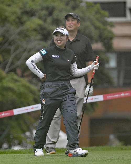 10番、笑顔でティーショットに向かう山下（撮影・佐藤翔太）