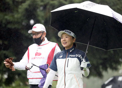 10番、ティーショットを放ち笑顔で移動する有村（撮影・佐藤翔太）