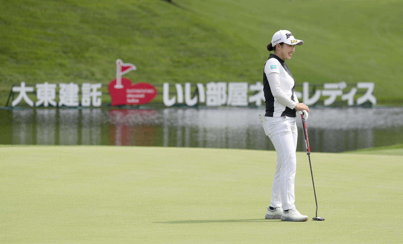 18番、アマチュア選手のパターを笑顔で見守る小祝さくら（撮影・佐藤翔太）