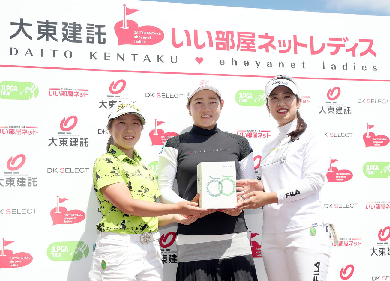 メロンを贈呈される左から手塚、佐藤、天本（撮影・佐藤翔太）