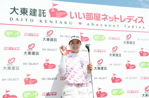 3番でホールインワンを決め笑顔を見せる六車（撮影・佐藤翔太）