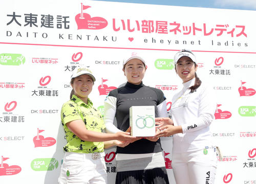 メロンを贈呈される左から手塚、佐藤、天本（撮影・佐藤翔太）