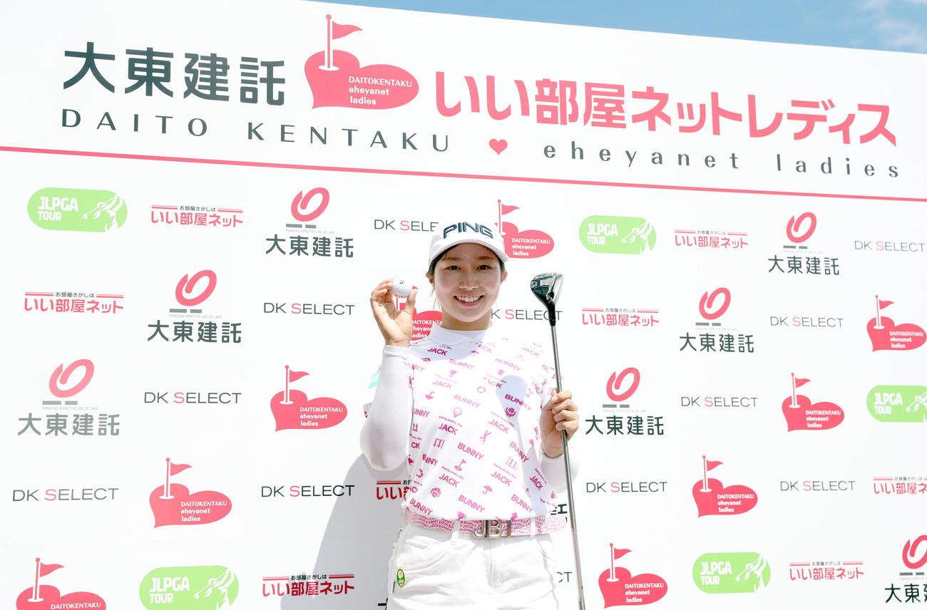 3番でホールインワンを決め笑顔を見せる六車（撮影・佐藤翔太）