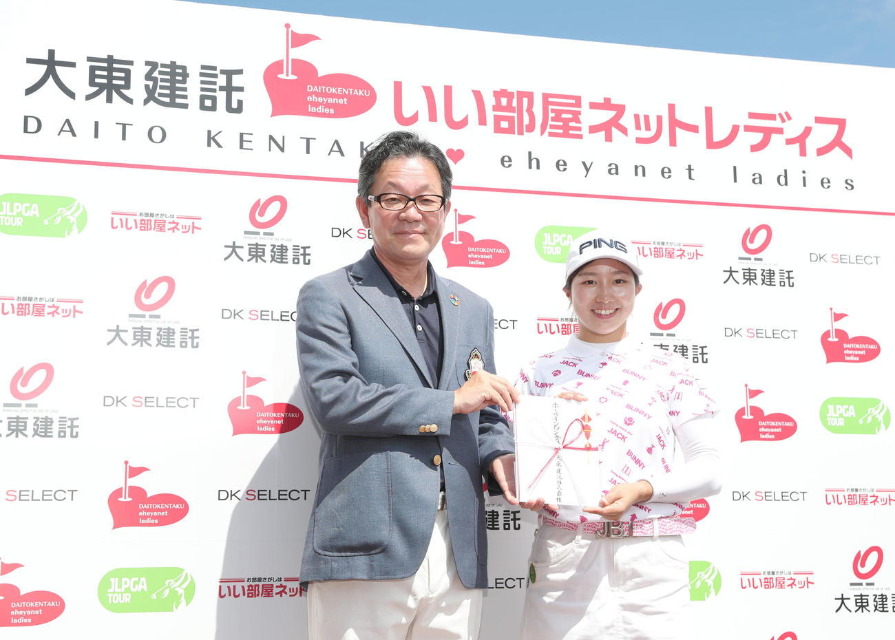 3番でホールインワンを達成し表彰される六車（撮影・佐藤翔太）