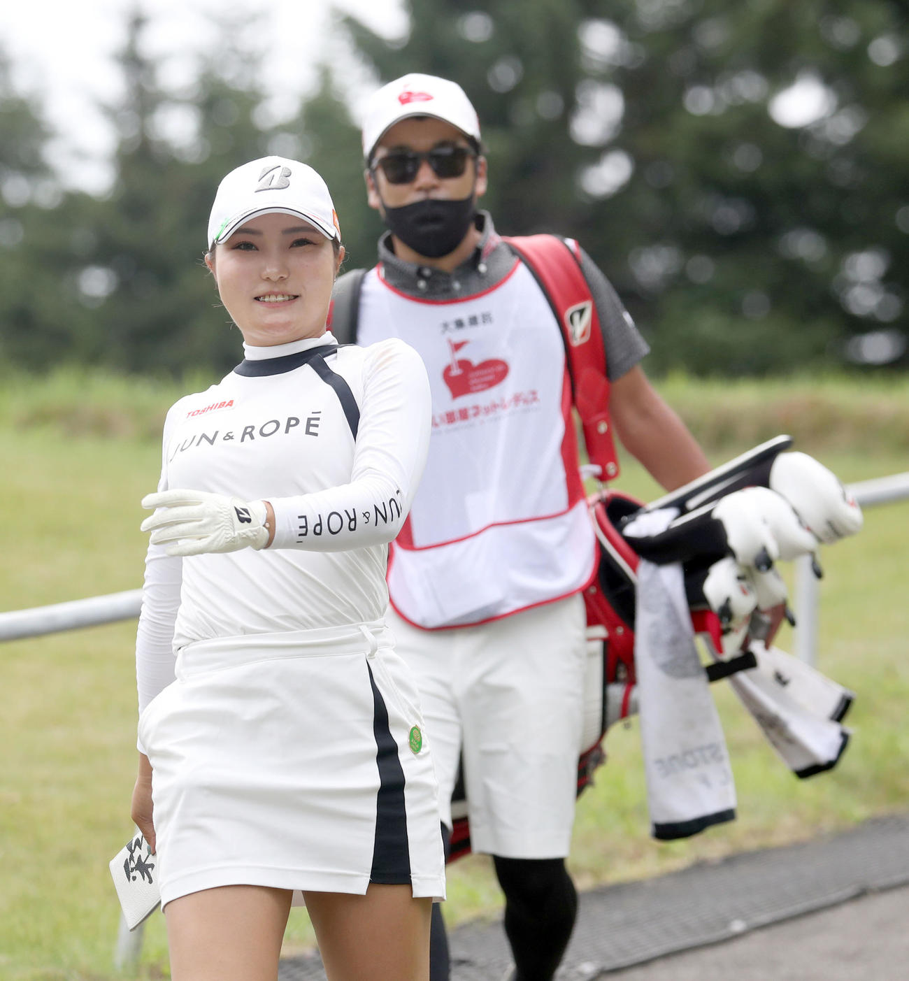 8番、カメラにほほえむ高橋（撮影・佐藤翔太）
