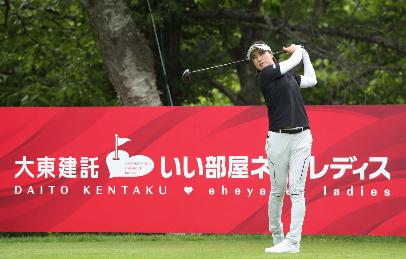 14番、ティーショットを放つ全美貞（撮影・佐藤翔太）