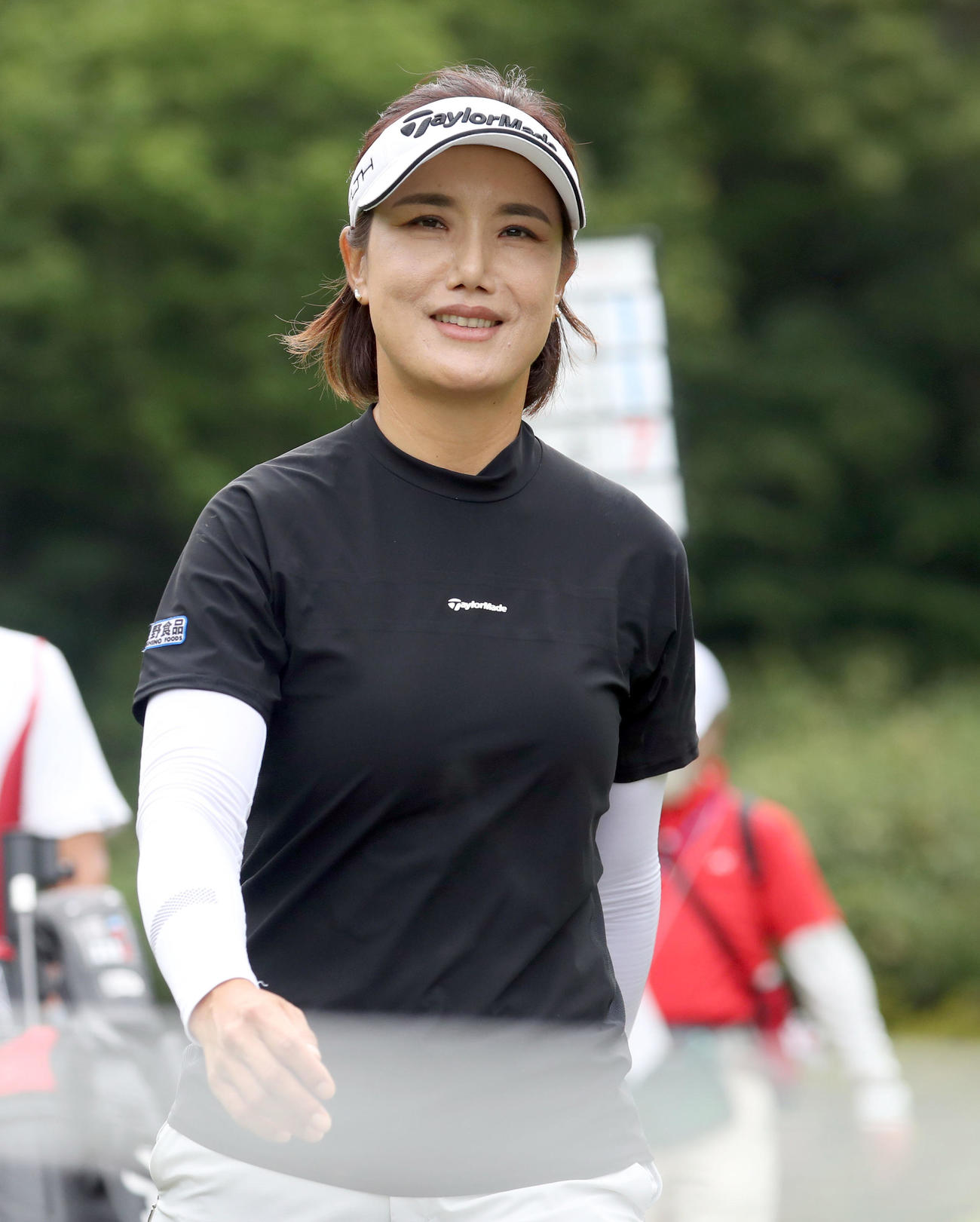 14番、ティーショットを放ちカメラにほほえむ全美貞（撮影・佐藤翔太）