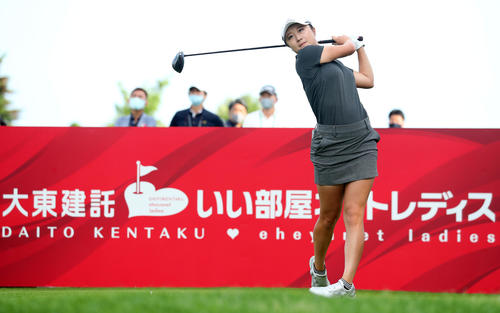 10番、ティーショットを放つ森田(撮影・佐藤翔太)