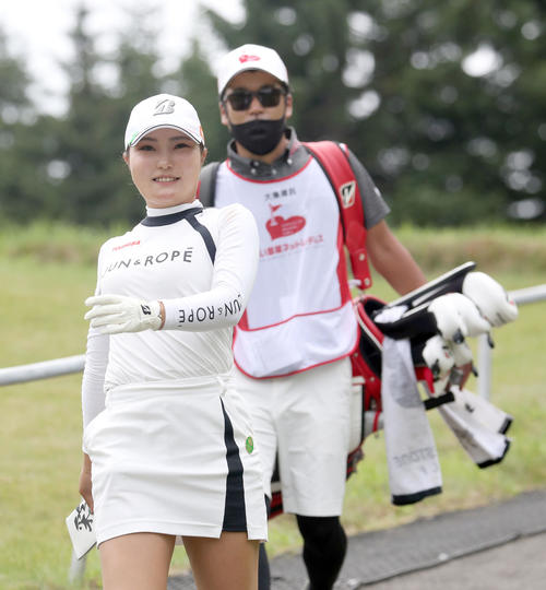 8番、カメラにほほえむ高橋(撮影・佐藤翔太)
