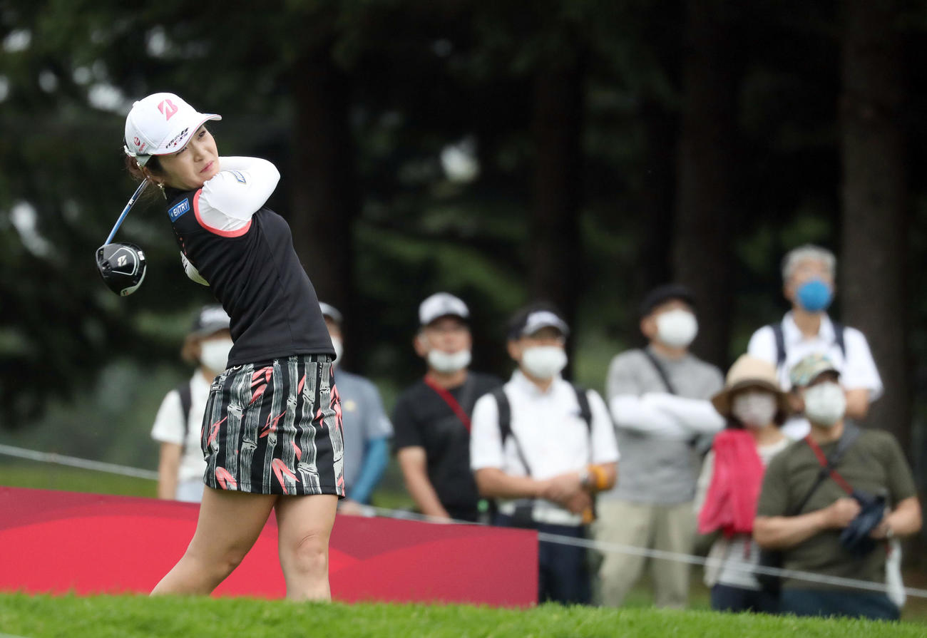 18番、ティーショットを放つ三ケ島（撮影・佐藤翔太）