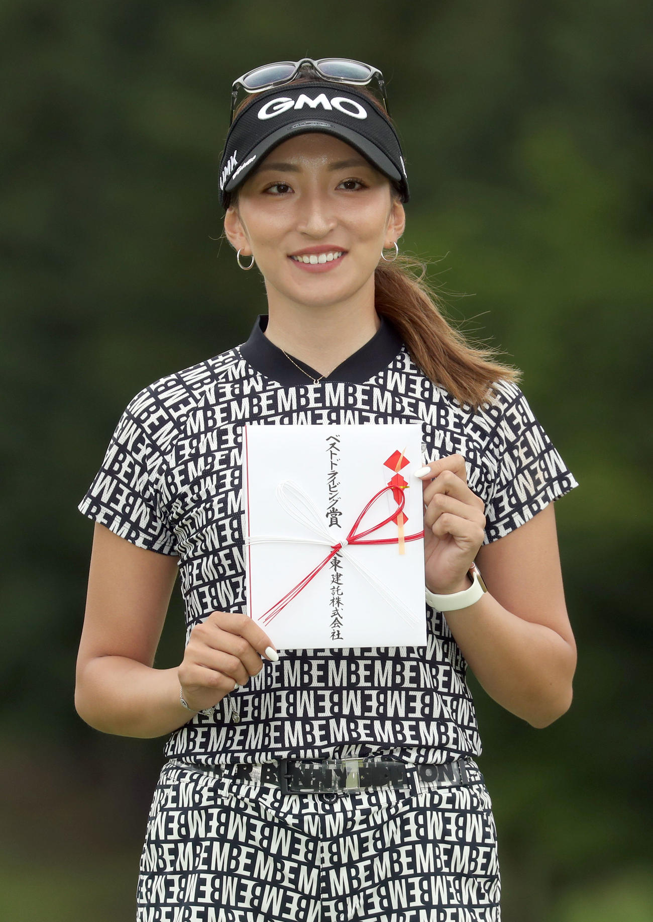 ベストドライビング賞を受賞し笑顔の脇元（撮影・佐藤翔太）