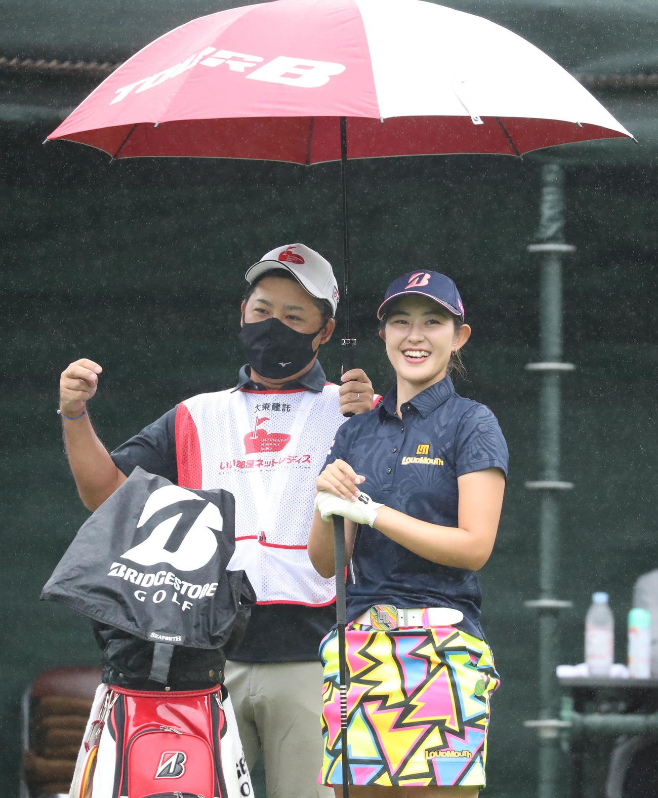 1番、笑顔を見せる浜崎（撮影・佐藤翔太）
