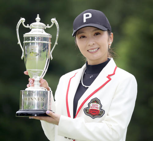 優勝杯を手に笑顔を見せる菊地(撮影・佐藤翔太)