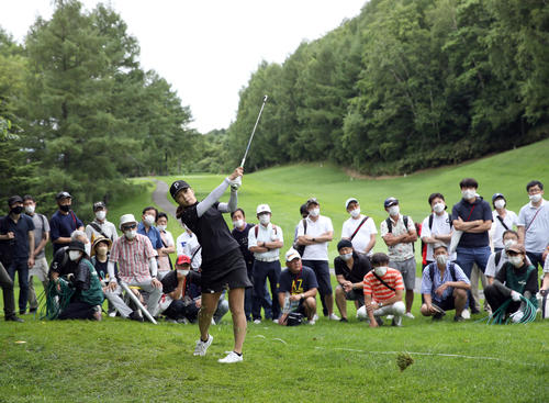 13番、第2打を放つ菊地(撮影・佐藤翔太)
