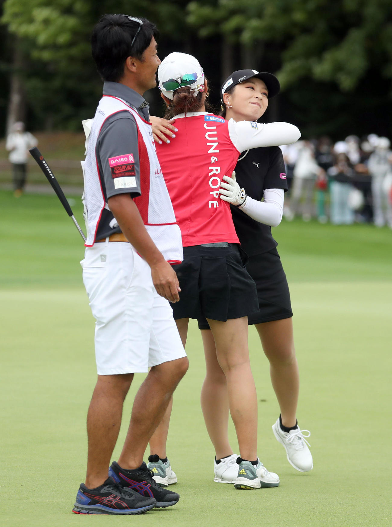 18番、優勝を決めた菊地（右後方）は三ケ島と抱き合って喜ぶ（撮影・佐藤翔太）