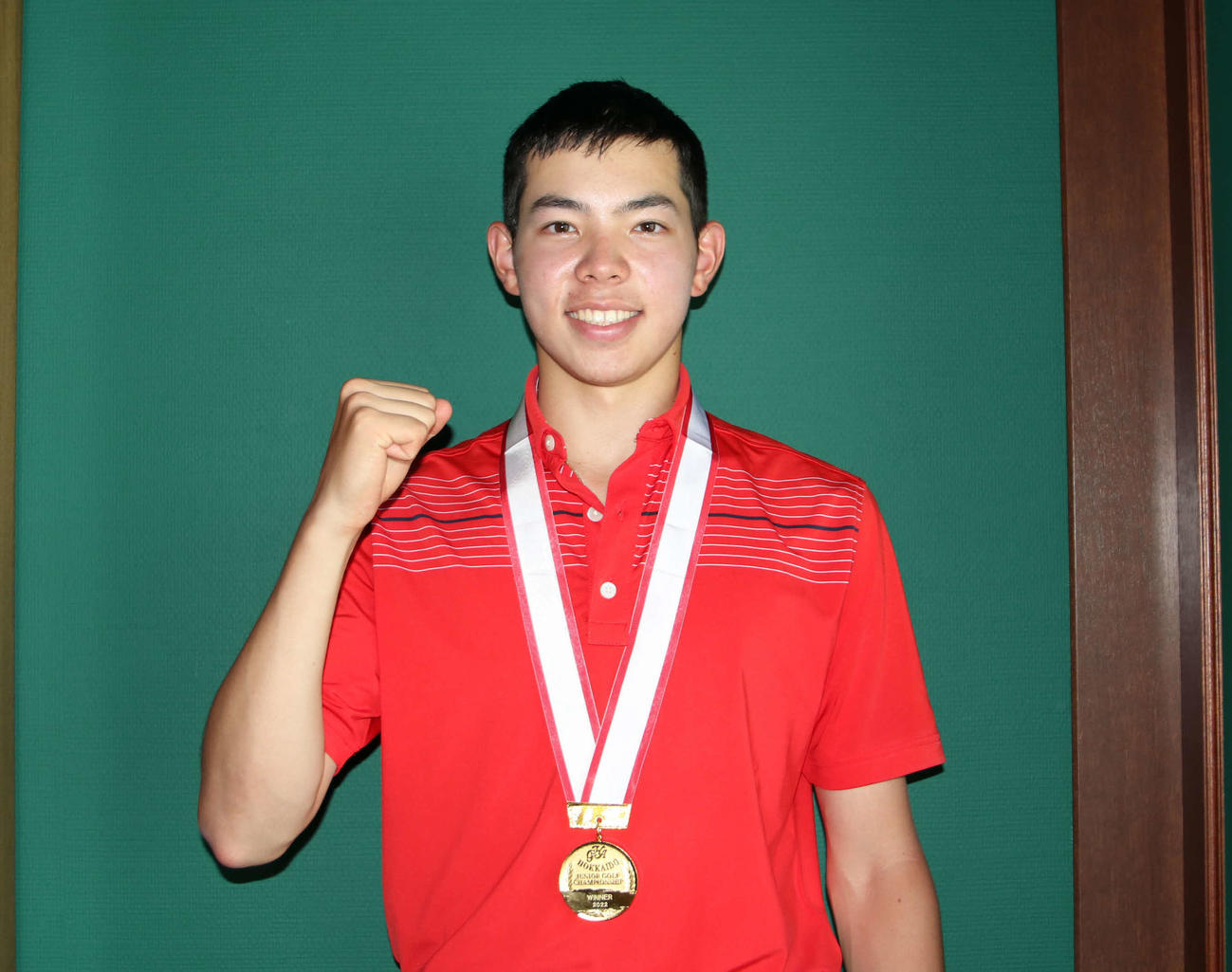 男子15歳～17歳の部で優勝したゴヴォロヴスキー大河（撮影・山崎純一）