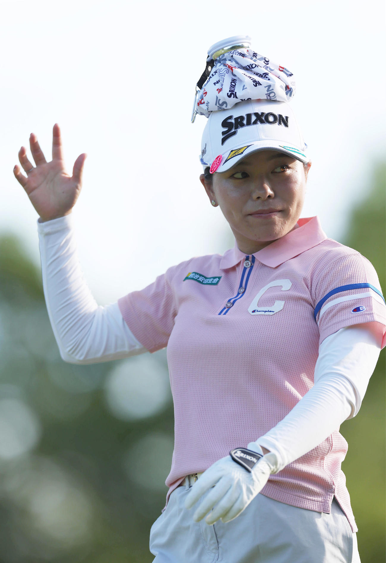 10番、ティーショットを放ち、氷のうを頭に乗せて第2打へ向かう勝（撮影・前田充）