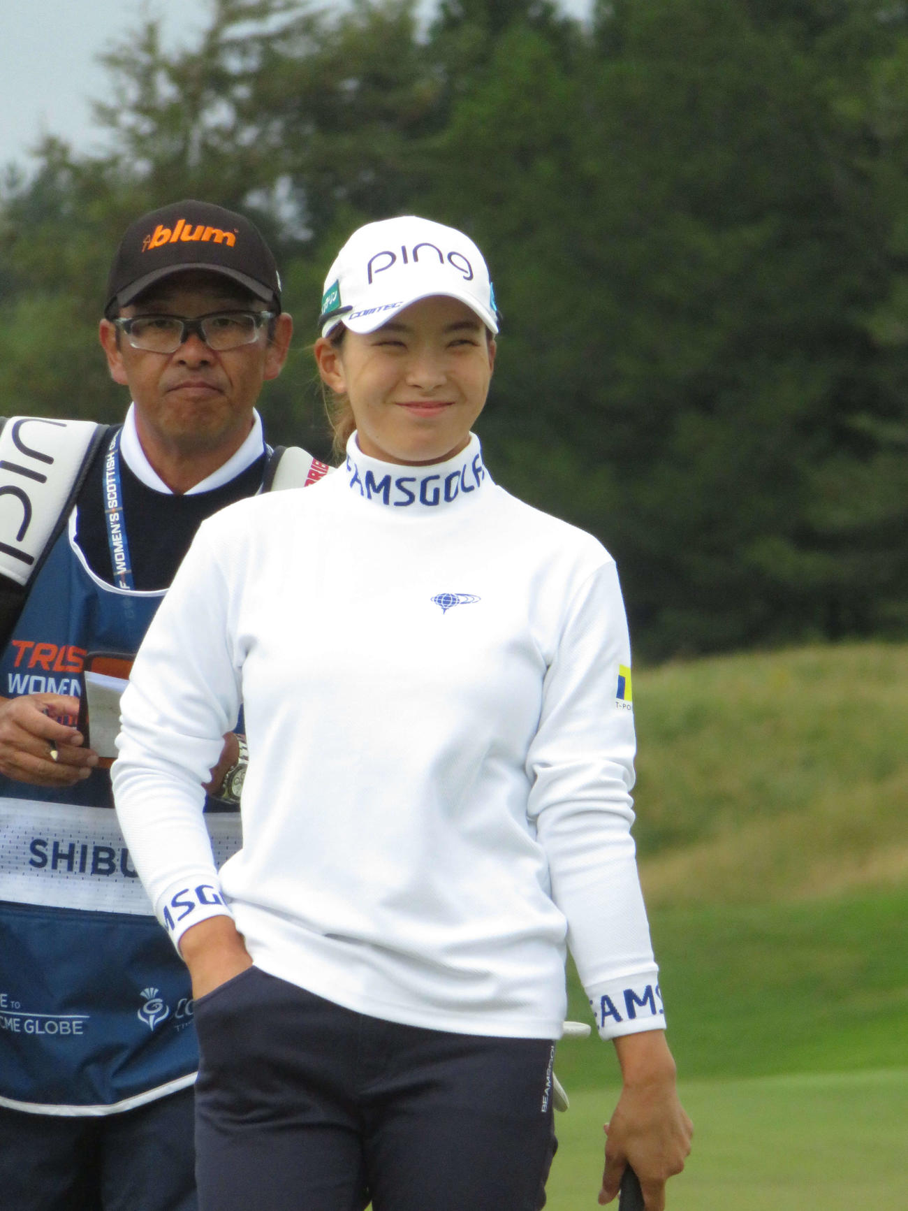3番でプレー中、笑顔を見せる渋野日向子（撮影・近藤由美子）