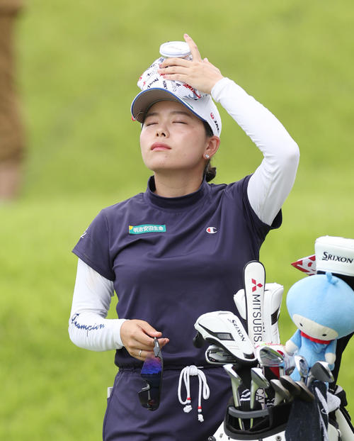 3番、ティーショットを前に氷のうを頭に乗せる勝（撮影・前田充）