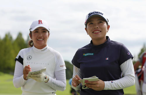 18番、笑顔でホールアウトする勝。左は稲見（撮影・前田充）