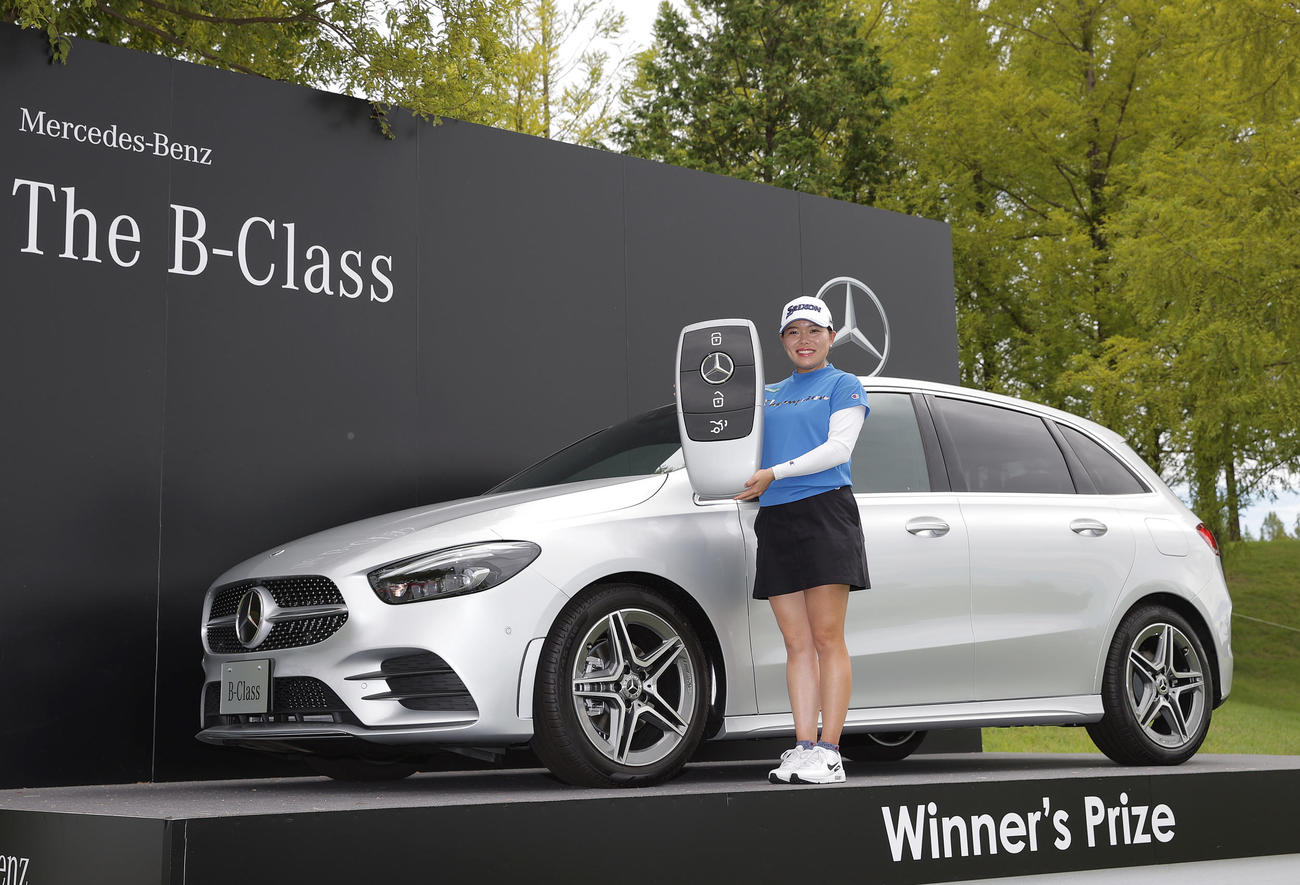 優勝副賞のメルセデス・ベンツ、B－Classの前で笑顔を見せる勝（撮影・前田充）
