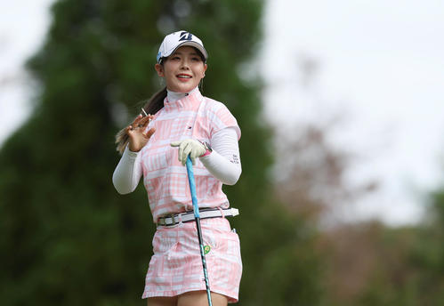 2番、ティーショットを放ち、打球を見つめる吉田（撮影・前田充）