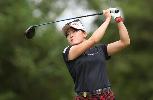 2番、ティーショットを放つ岩井千（撮影・前田充）
