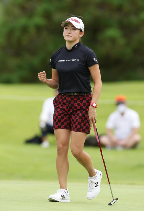 2番、バーディーを奪いガッツポーズする岩井千（撮影・前田充）