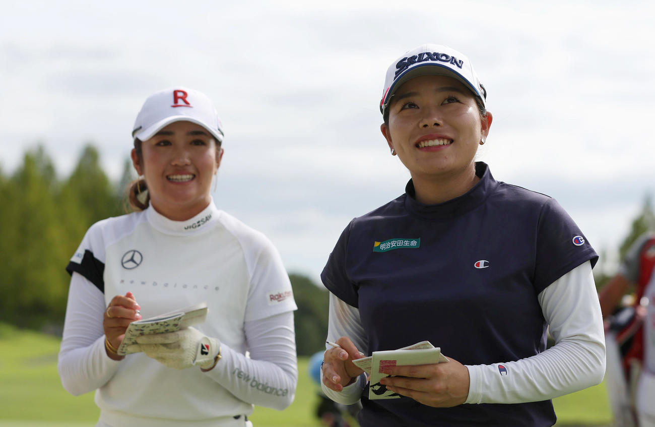 18番、笑顔でホールアウトする勝。左は稲見（撮影・前田充）