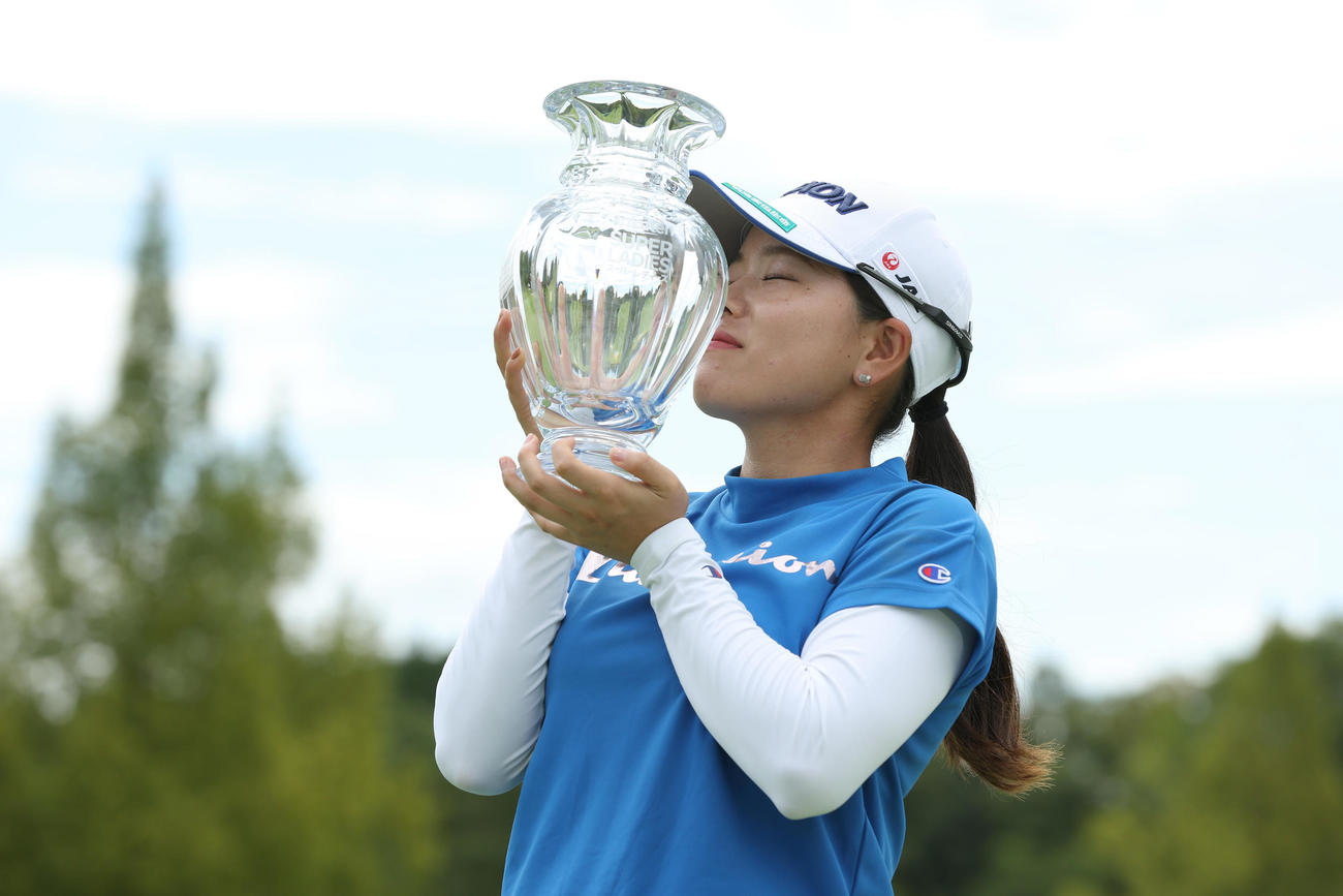 「4日間大会ノーボギーV」を達成し、優勝カップにキスをする勝（撮影・前田充）