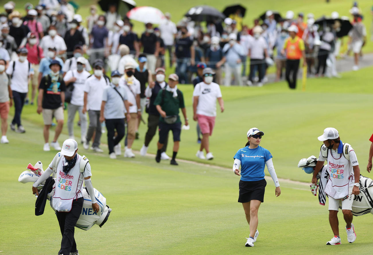 1番、多くのギャラリーを引き連れて第2打へ移動する勝（手前右から2人目）（撮影・前田充）