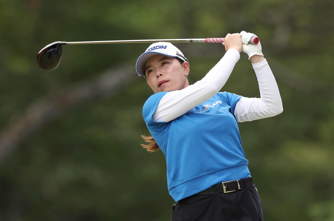 9番、ティーショットを放つ勝（撮影・前田充）