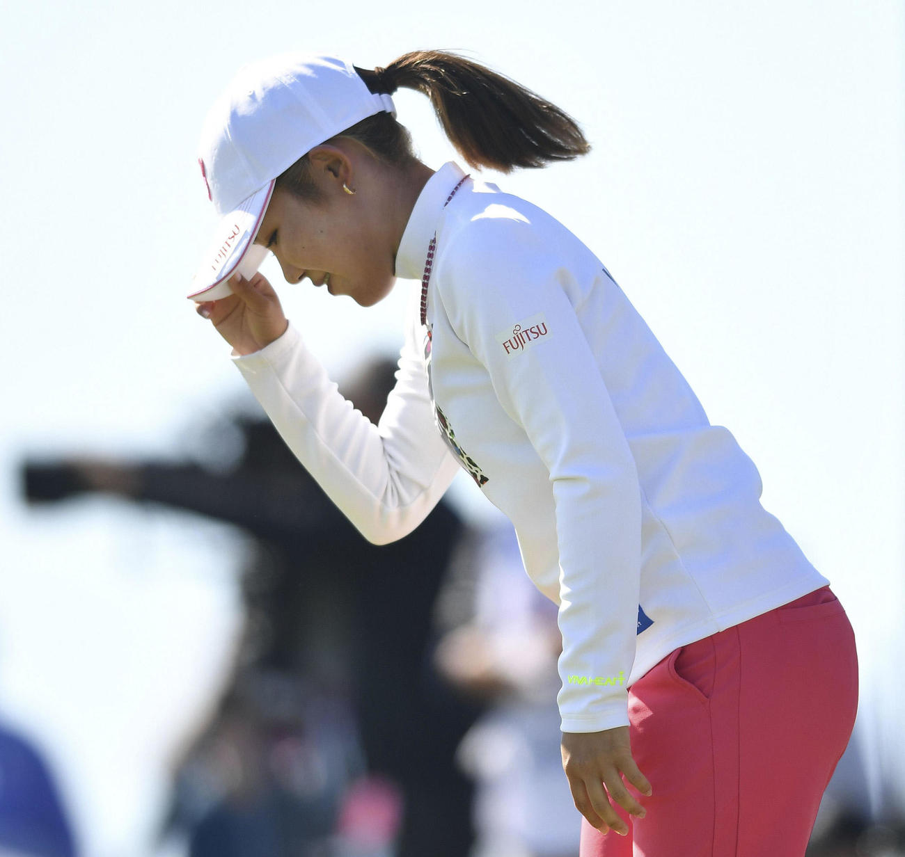 最終ラウンド、ホールアウトし、一礼する古江彩佳。通算21アンダーで優勝した（共同）