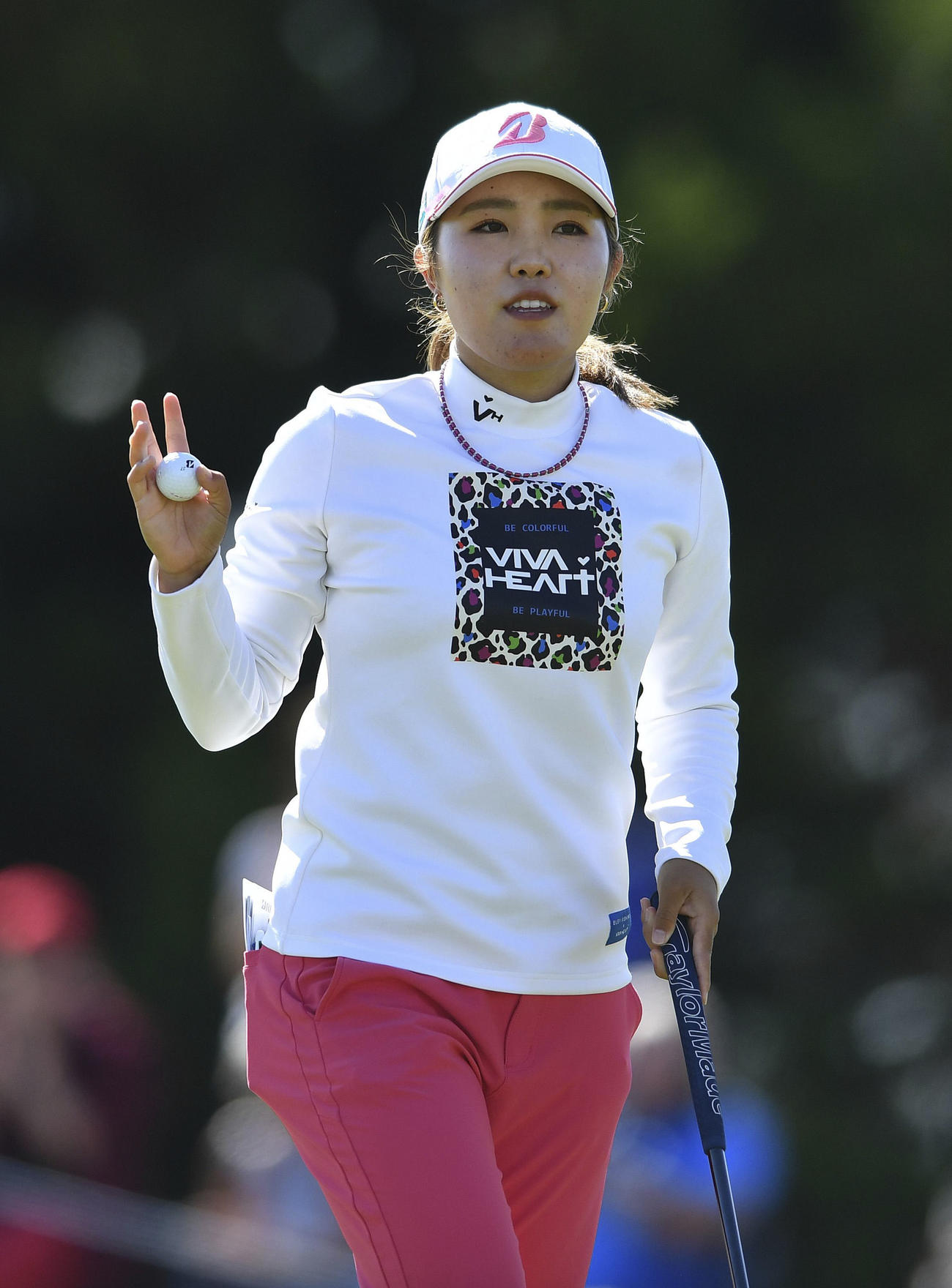 最終ラウンド、ホールアウトする古江彩佳。通算21アンダーで優勝した（共同）