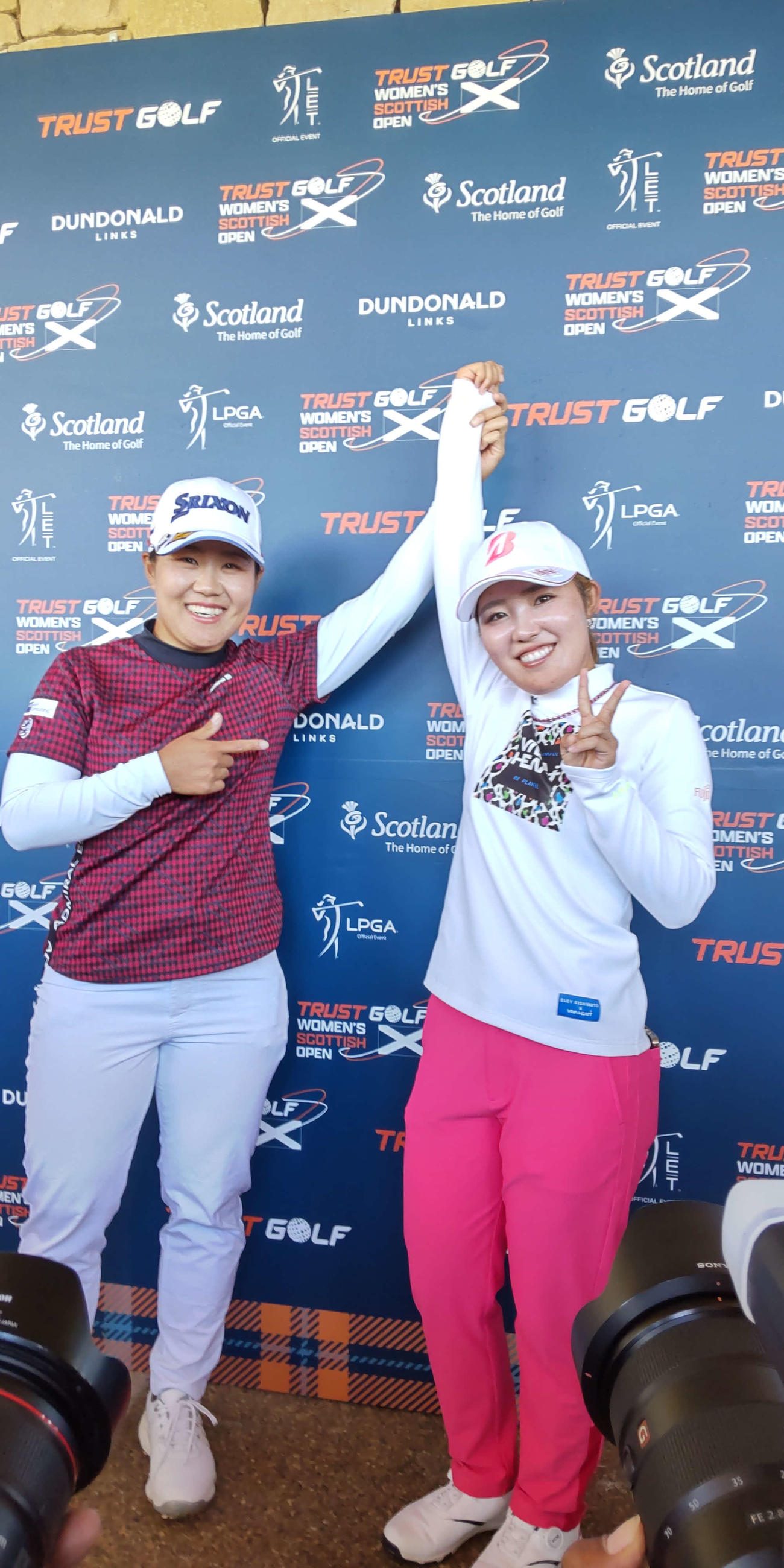 古江彩佳（右）の米ツアー初優勝を祝福する畑岡奈紗（左）（撮影・近藤由美子）