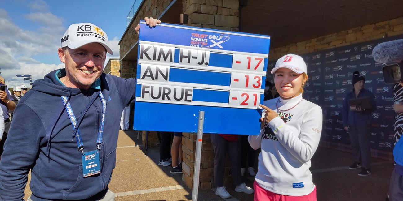 米ツアー初優勝を飾った古江彩佳とキャディーのマイク・スコットさん（撮影・近藤由美子）