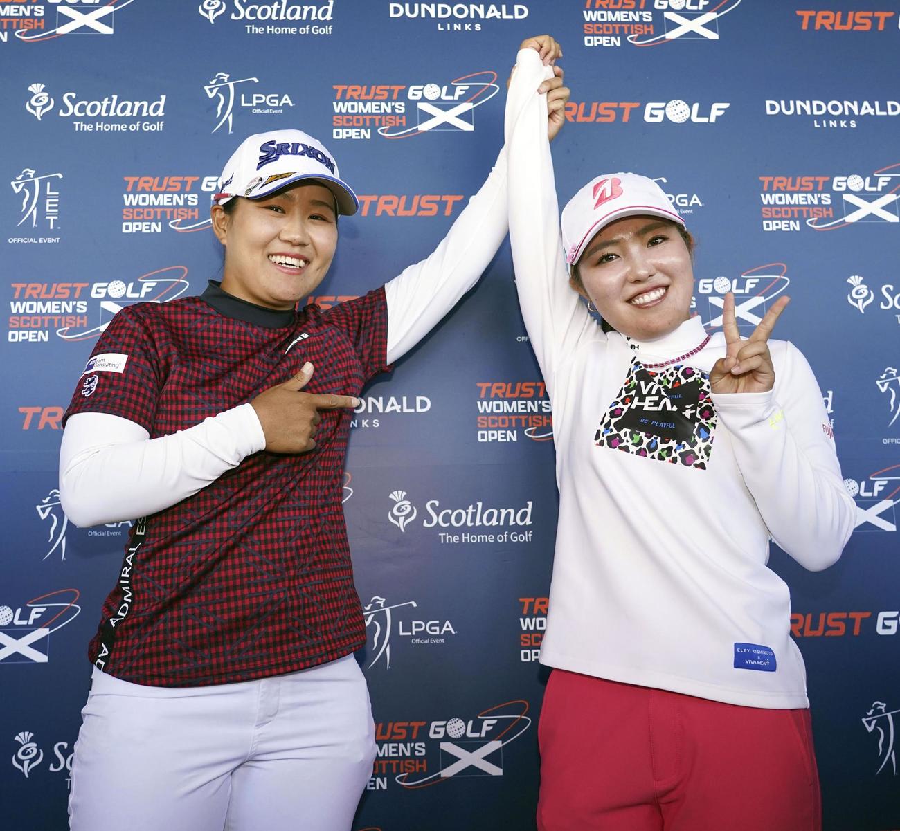 初優勝した古江彩佳（右）をたたえる畑岡奈紗＝ダンドナルド・リンクス（共同）