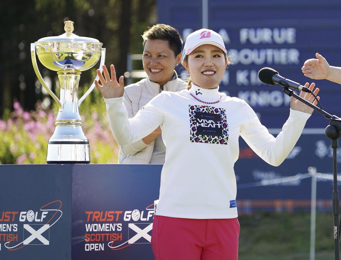 通算21アンダーで優勝し、表彰式でスピーチに臨む古江（共同）