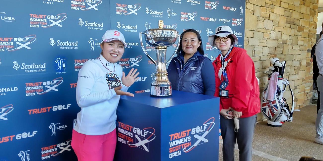 左から米ツアー初優勝を飾った古江彩佳、母のひとみさん、いとこの白間葵さん（撮影・近藤由美子）