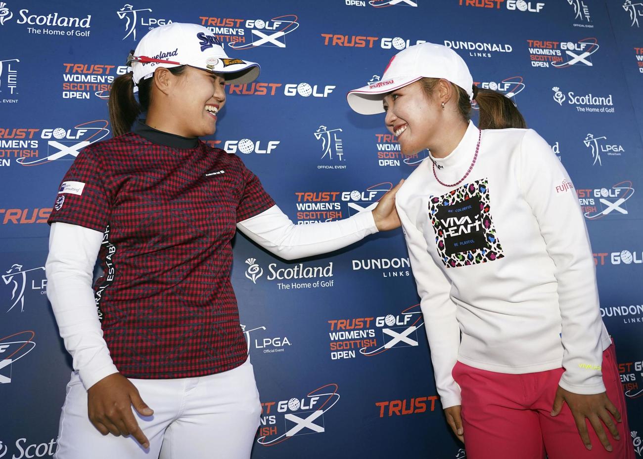 初優勝した古江彩佳（右）をたたえる畑岡奈紗＝ダンドナルド・リンクス（共同）