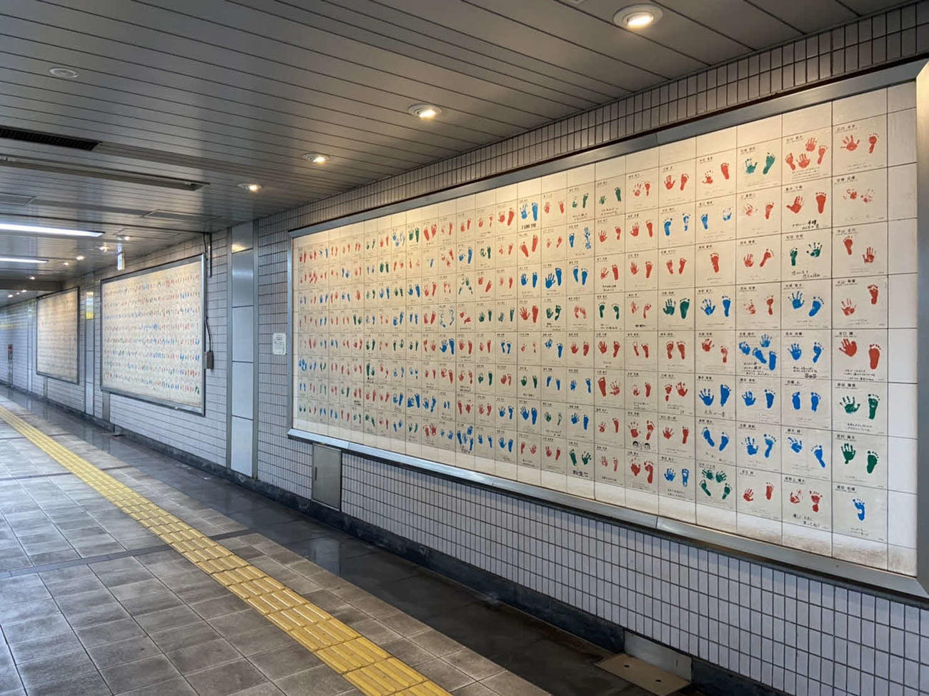 ハーバーランド駅に設置されている古江彩佳らの手形と足形が残るタイル（撮影・波部俊之介）＝2022年8月1日、兵庫・神戸市内