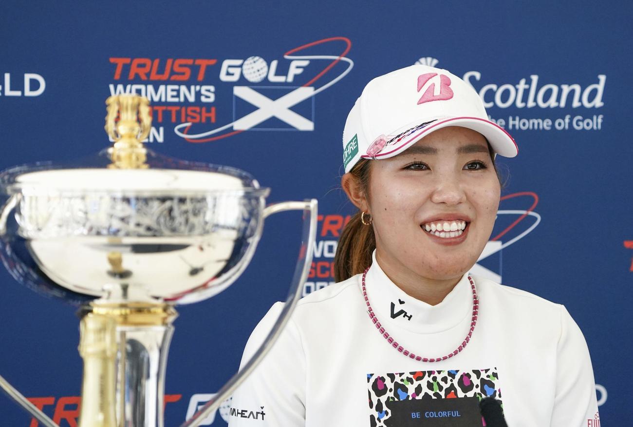 米ツアーで初優勝し記者会見で笑顔を見せる古江（共同）