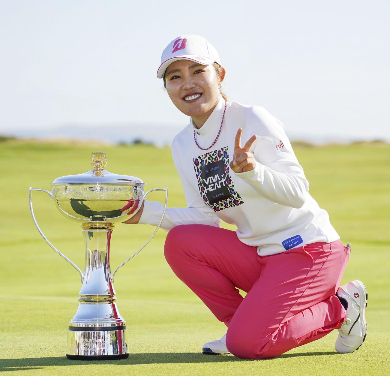 通算21アンダーで優勝し笑顔の古江（共同）