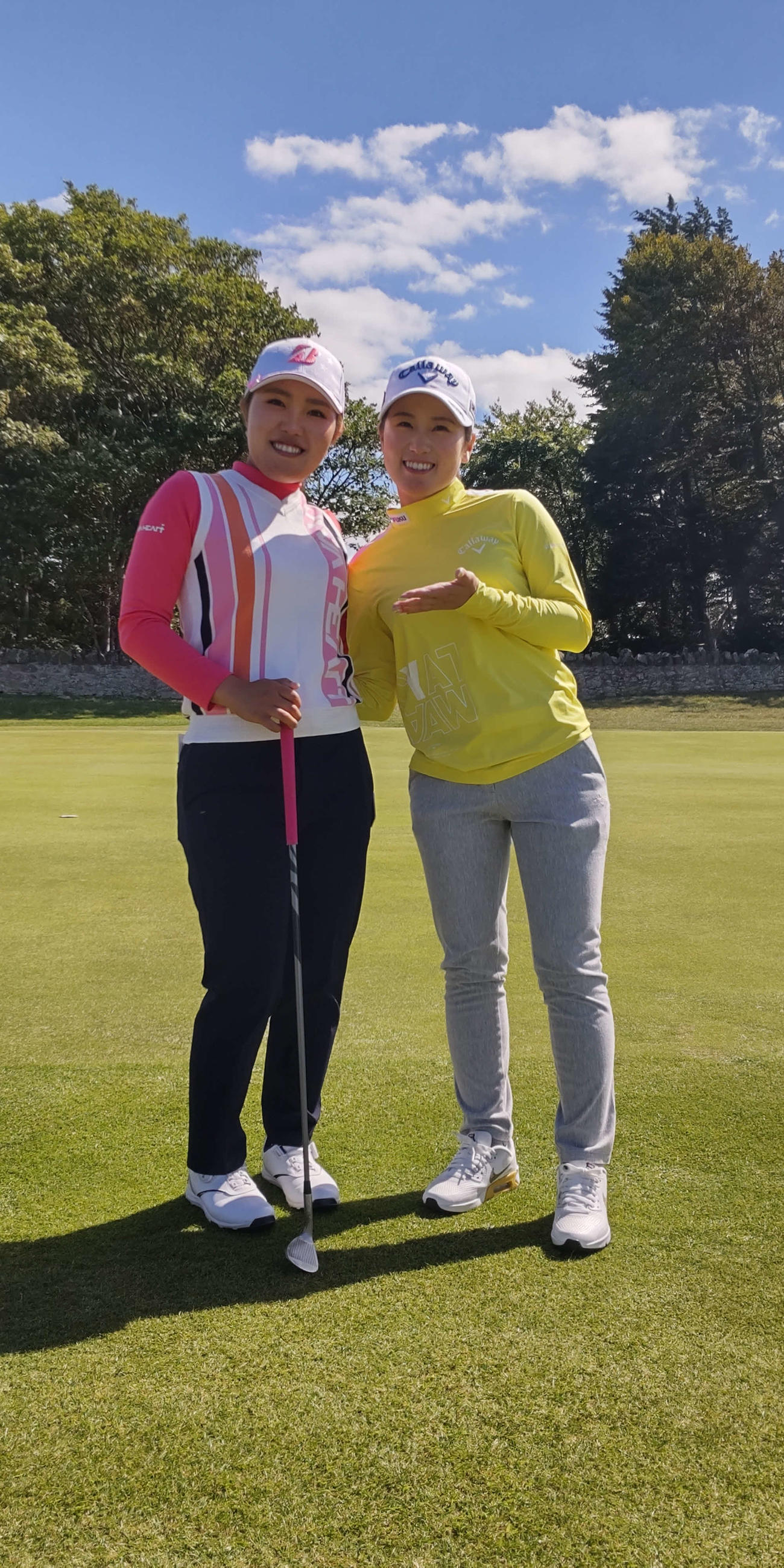 AIG全英女子オープンが行われる名門リンクスコース、ミュアフィールドで、西村優菜から祝福される古江彩佳（撮影・近藤由美子）