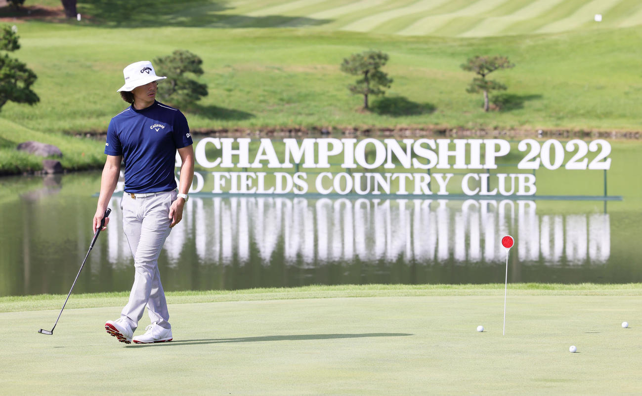 15番、グリーン上で練習する石川（撮影・足立雅史）