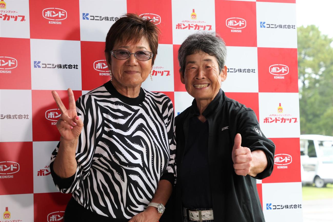 2日連続でエージシュートを達成した岡田美智子（左）と柏戸レイ子（JLPGA提供）