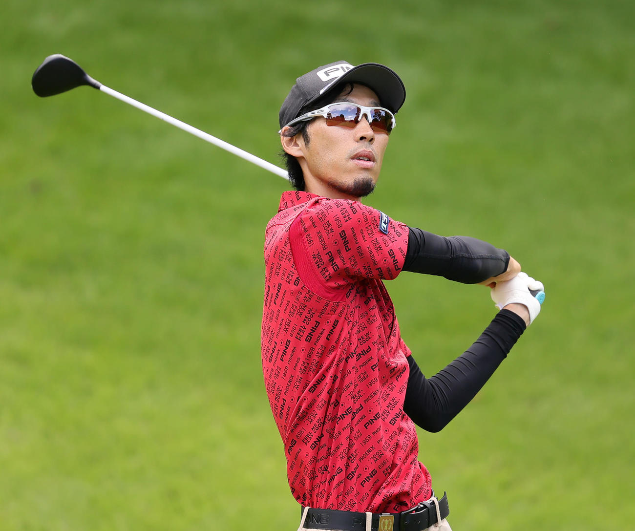 2番、ティーショットを放つ安本（撮影・足立雅史）