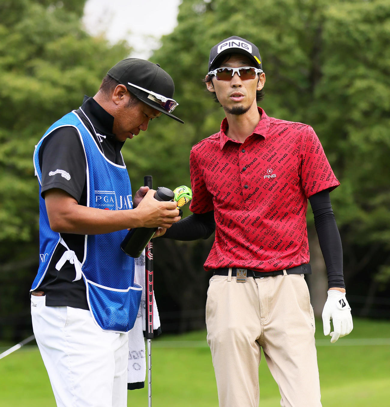 1番、キャディーと話す安本（右）（撮影・足立雅史）